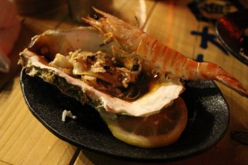 <p>Grilled oyster and shrimp ready to eat</p>