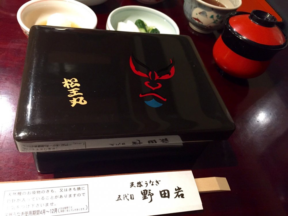 Лакированная крышка с изображением маски кабуки