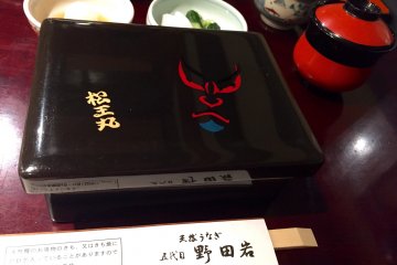 <p>Лакированная крышка с изображением маски кабуки</p>