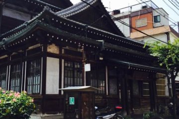 <p>A closer look at the Meiji-style architecture making this particular onsen look more like a temple than a bath-house</p>
