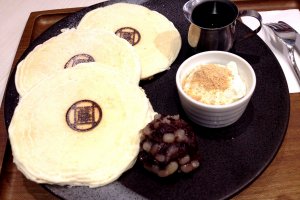 Komeko is the Japanese name for rice powder or flour. It is lighter than ordinary wheat flour and like many Japanese dessert ingredients is gluten free. Used in snacks like rice crackers or sembei, it has been reincarnated as Komeko pancakes
