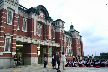 <p>Немало учеников из хора собрались перед зданием станции</p>