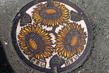 <p>Sunflower blooms on a Zama City manhole cover</p>