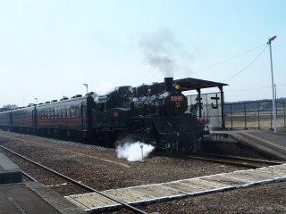 Une locomotive &agrave; vapeur en direction de la station de Motegi ravie les photographes
