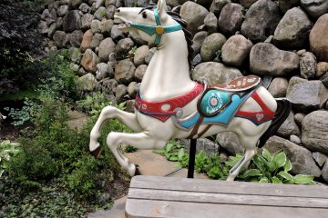 <p>A spare carousel horse standing in the garden</p>