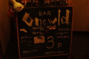Le bar One World, au 3&egrave;me &eacute;tage d&#39;un immeuble de Machida