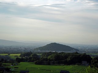 Miminashiyama, one of the Yamato 3 Mountains, from the summit of Amekashino-oka Hill