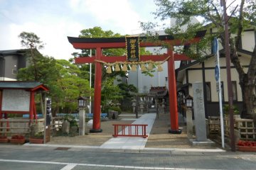 <p>Okama Shrine (御釜神社）</p>
