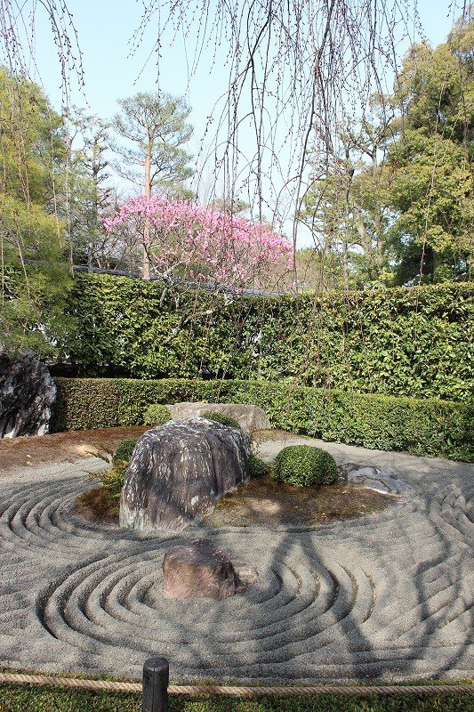 Сад камней Инь слева от входа