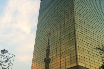 <p>A reflection of Skytree at dusk in the Asahi Beer Tower.</p>