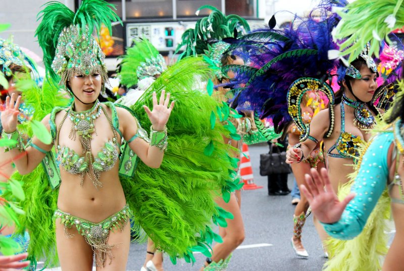 There were many gorgeous dancers wearing very traditional samba outfits.&nbsp;