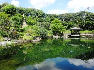Vue sur le belvédère du jardin de Mejiro