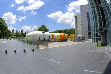 博物館外的太空船展示了各個船身部分