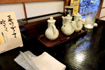 <p>Cute little pots for soy sauce, vinegar and chili oil</p>