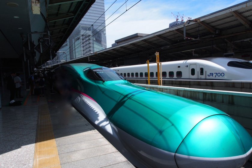 Kereta super cepat/bullet train Hayabusa JR East