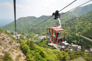 Một chuyến đi trên Gozaisho Ropeway mang đến cho bạn tầm nhìn tuyệt vời ra khung cảnh núi non xung quanh.    