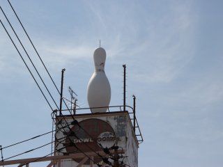 Огромная кегля на крыше боулинг-центра