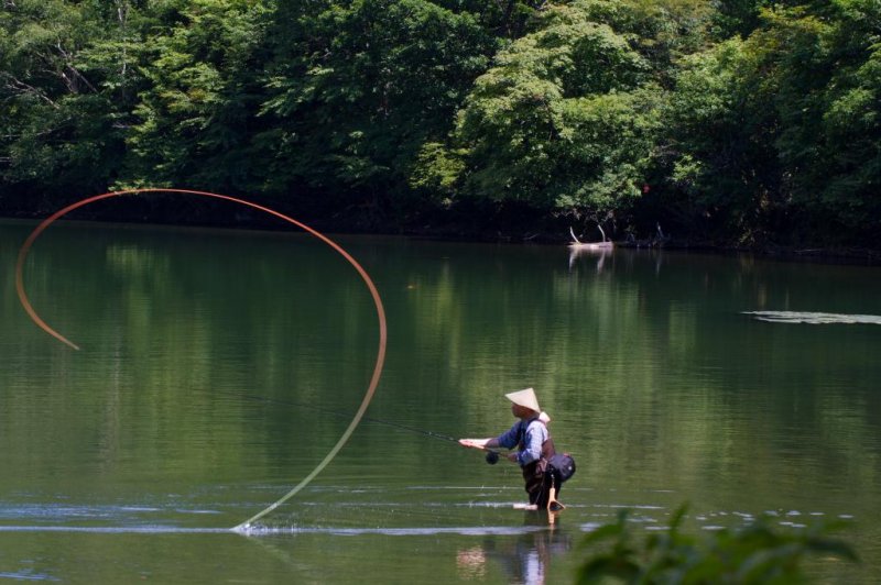 <p>Angler throwing his fishing rod at Yuno-ko (Lake Yuno) in Oku-Nikko</p>