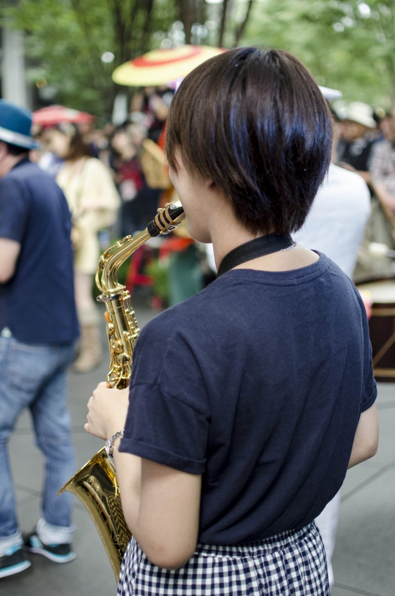 <p>A Jazz player performing in the plaza</p>