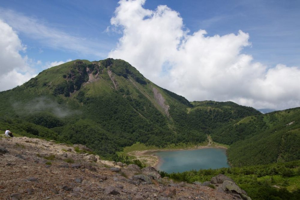 ภูเขาโอคุ-ชิราเนะจากภูเขามาเอะ-ชิราเนะ มีทะเลสาบปล่องภูเขาไฟโงชิกินุมะอยู่ด้านล่าง