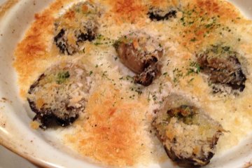 <p>Yummy grilled oyster with butter</p>