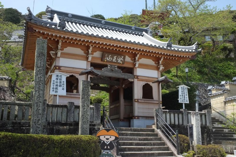 <p>Front gate of Yakuoji (No.23)</p>