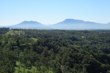 <p>Вид издалека на гору Асо с горной местности Сеномото</p>