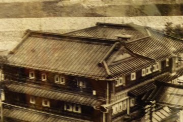 <p>โรงแรมโทะกิ-โนะ-ยู ในสมัยก่อน (รูปจากล็อบบี้ของโรงแรม)</p>