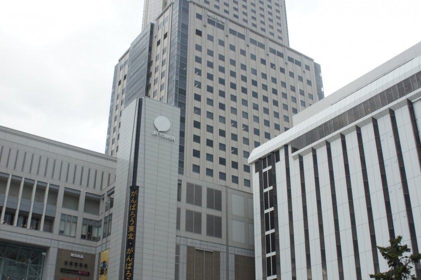 Bangunan JR Tower Sapporo dari luar. Terlihat bangunan ini memang gedung pencakar langit.