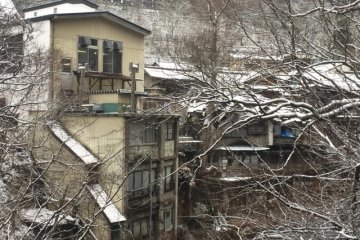 <p>The view of Higashiyama from the hotel corridor in winter.</p>