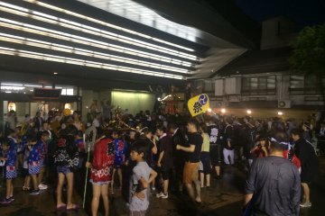 <p>The crowds in front of a Higashiyama hotel during a festival in August.</p>