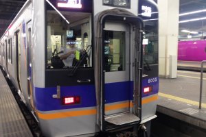 Vé Truy cập Nara là cách rẻ nhất đến Nara bằng các chuyến tàu tốc hành địa phương như thế này qua Kishiwada và Namba.