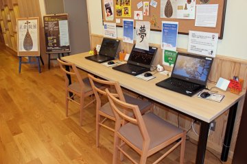 <p>English and Chinese are supported by the Visitor Center&#39;s computer corner</p>