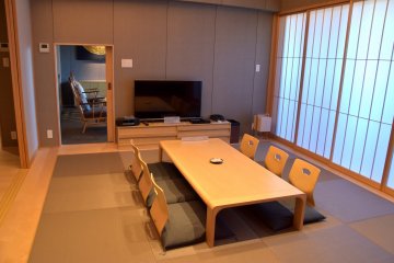 This suite can accommodate up to 7 people by spreading futon on this tatami-mat floor