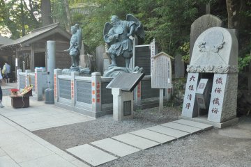 <p>After the main gate of Yakuoin, more statues greet the arriving visitors with their imposing gestures</p>