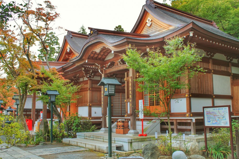 Takahatafudoson Kongo-ji has a lot of buildings, most of them framed with Japanese maples
