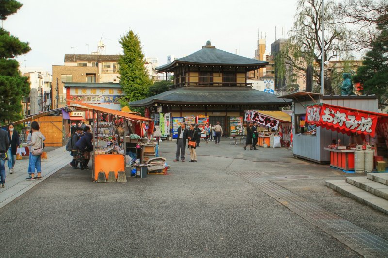 <p>On some days there are small market stalls where you can buy snacks</p>
