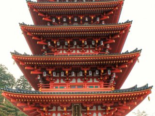 La pagode s'illumine à la tombée de la nuit