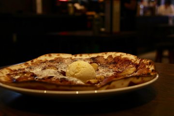 <p>The Chocolate Banana Pizza (チョコ - バナナ - ビザ)&nbsp;is surprisingly delicious</p>