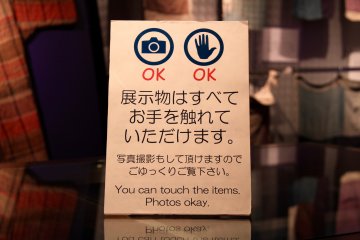Via these signs you know it&#39;s ok to take pictures and even touch some items