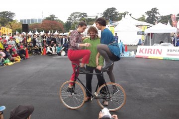 <p>French bicycling trio Cie RasOTerrA</p>