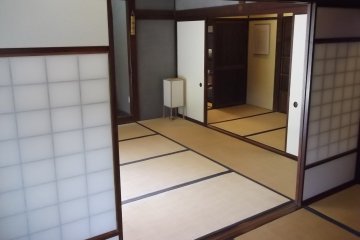 <p>Tatami mats, paper screens and wooden frames</p>
