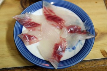 <p>&quot;Fuka&quot; shark sashimi, the shop master gave it to me with the price of the amago</p>