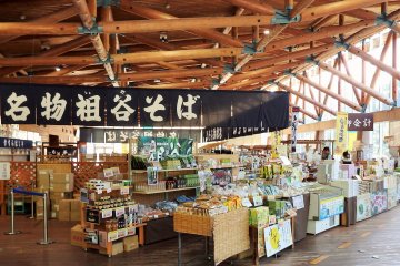 <p>If you are driving to the bridge, park in the Kazurabashi Yume-butai Parking lot. It is beside this large souvenir shop full of locally-made products.</p>