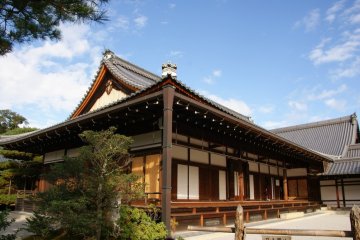 <p>อารามในบริเวณวัดคินคะคุจิ ( Kinkakuji Temple )&nbsp;</p>