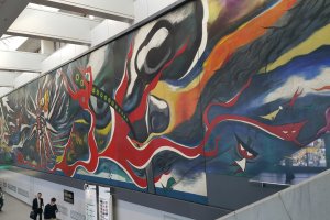 시부야 역, JR과 케이오 이노가시라 선 연결 통로의 한 벽을 장식하고 있는 거대한 작품, &#39;내일의 신화&#39;
