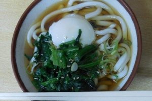 Soup and noodle with a&nbsp;medium-boiled egg, spinach,and seaweed(wakame) at&nbsp; discount price as a morning service
