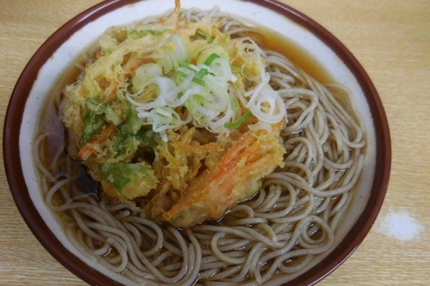 Soup and noodles with deep-fried vegetables