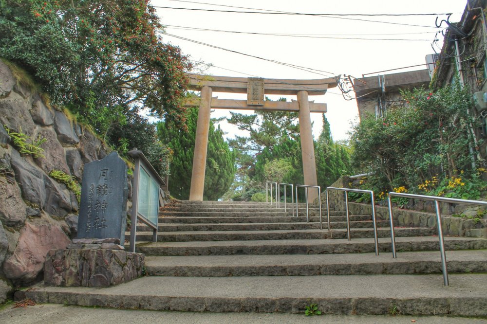 Vous pouvez voir la porte d'entrée du sanctuaire Tsukiyomi depuis la rue