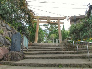 Bạn có thể thấy cổng vào Tsukiyomi Jinja khi đứng trên phố